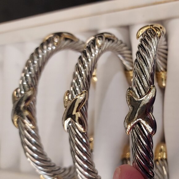 Single Kiss gold rhodium plated cuff bracelet adjustable silver and gold tone - Picture 3 of 5